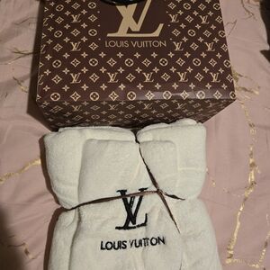 Louis Vuitton White Towel Set